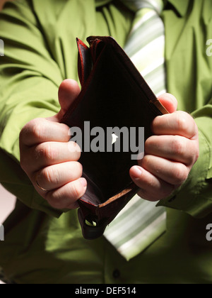 Schlechte Wirtschaft, vertreten durch leere Brieftasche in das Unternehmer Hände Stockfoto