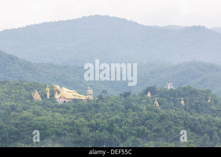 Goldene große Buddha-Statue im Wat Mokkanlan in Chomthong, Chiangmai Thailand Stockfoto