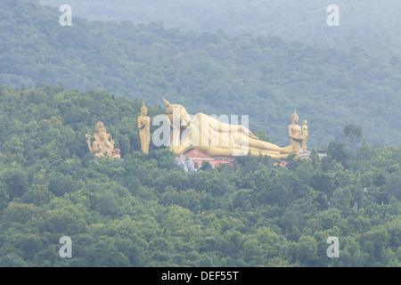 Goldene große Buddha-Statue im Wat Mokkanlan in Chomthong, Chiangmai Thailand Stockfoto