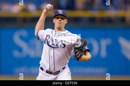 St. Petersburg, Florida, USA. 17. September 2013. JAMES BORCHUCK | Times.Jeremy Hellickson liefert im dritten Inning während der Tampa Bay Rays-Spiel gegen die Texas Rangers im Tropicana Field Dienstag, 17. September 2013 in St. Petersburg, FL. © James Borchuck/Tampa Bay Times/ZUMAPRESS.com/Alamy Live-Nachrichten Stockfoto