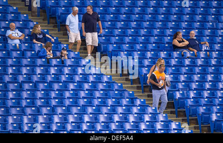 St. Petersburg, Florida, USA. 17. September 2013. JAMES BORCHUCK | Times.Empty Sitze in der Unterzahl Fans im Abschnitt 128 während der Tampa Bay Rays-Spiel gegen die Texas Rangers im Tropicana Field Dienstag, 17. September 2013 in St. Petersburg, FL. © James Borchuck/Tampa Bay Times/ZUMAPRESS.com/Alamy Live-Nachrichten Stockfoto