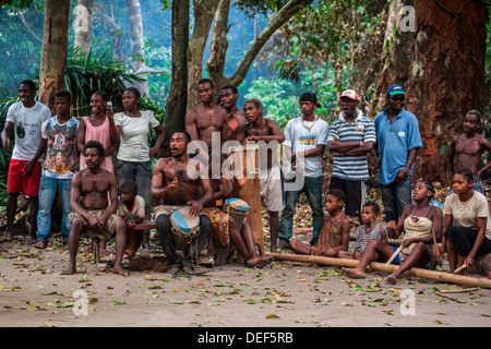 Afrika, Kamerun, Kribi. Bagel Menschen Trommeln während traditionelle Performance. Stockfoto