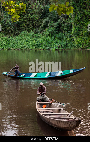 Afrika, Kamerun, Kribi. Männer in traditionellen Einbaum Fischerbooten. Stockfoto