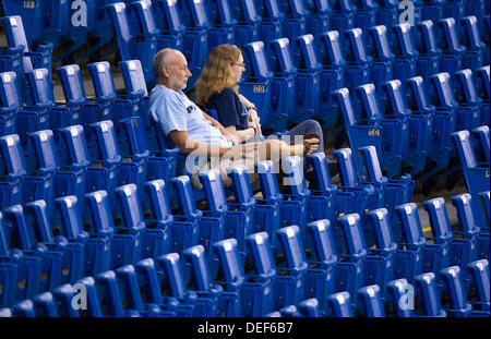 St. Petersburg, Florida, USA. 17. September 2013. JAMES BORCHUCK | Times.Empty Sitze in der Unterzahl Fans während der Tampa Bay Rays-Spiel gegen die Texas Rangers im Tropicana Field Dienstag, 17. September 2013 in St. Petersburg, FL. © James Borchuck/Tampa Bay Times/ZUMAPRESS.com/Alamy Live-Nachrichten Stockfoto