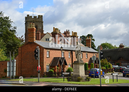 Das Quadrat zeigt St Peter Kirche und Statue von Lord Montague Scott, Dunchurch, Warwickshire, England, Vereinigtes Königreich Stockfoto