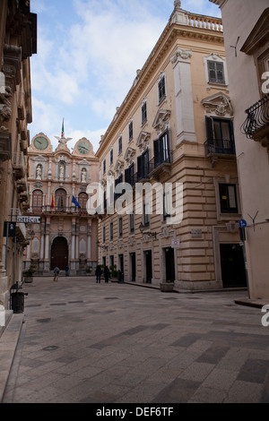 Twin Uhrturm, Palazzo Senatorio in Trapani in der Provinz Trapani, Sizilien. Stockfoto