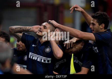 Mauro Icardi (Inter), 14. September 2013 - Fußball / Fußball: Mauro Icardi von Inter feiert mit seinen Teamkollegen nach dem Führungstreffer scoring, während das italienische "Serie A" Spiel zwischen Inter Mailand 1: 1 Juventus im Stadio Giuseppe Meazza in Mailand, Italien. (Foto von Maurizio Borsari/AFLO) Stockfoto