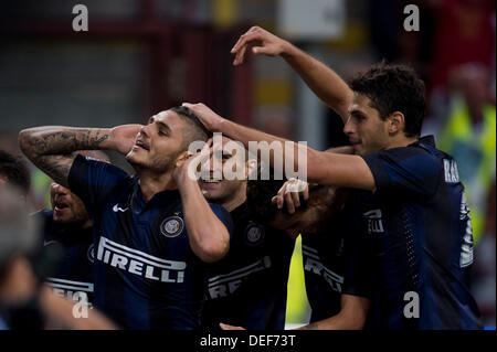 Mauro Icardi (Inter), 14. September 2013 - Fußball / Fußball: Mauro Icardi von Inter feiert mit seinen Teamkollegen nach dem Führungstreffer scoring, während das italienische "Serie A" Spiel zwischen Inter Mailand 1: 1 Juventus im Stadio Giuseppe Meazza in Mailand, Italien. (Foto von Maurizio Borsari/AFLO) Stockfoto