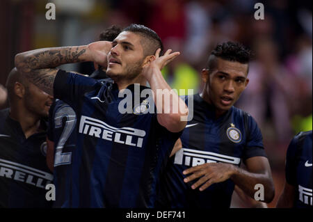 Mauro Icardi (Inter), 14. September 2013 - Fußball / Fußball: Mauro Icardi von Inter feiert mit seinen Teamkollegen nach dem Führungstreffer scoring, während das italienische "Serie A" Spiel zwischen Inter Mailand 1: 1 Juventus im Stadio Giuseppe Meazza in Mailand, Italien. (Foto von Maurizio Borsari/AFLO) Stockfoto