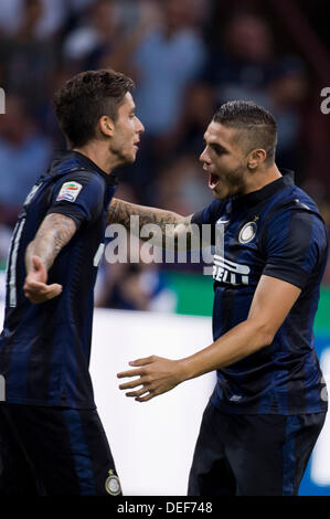 (L-R) Ricardo Alvarez, Mauro Icardi (Inter), 14. September 2013 - Fußball / Fußball: Mauro Icardi von Inter feiert mit seinen Teamkollegen Ricardo Alvarez nach erzielte das erste Tor im italienischen "Serie A" Spiel zwischen Inter Mailand 1: 1 Juventus im Stadio Giuseppe Meazza in Mailand, Italien. (Foto von Maurizio Borsari/AFLO) Stockfoto