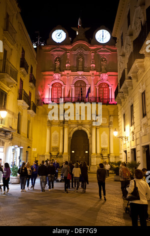 Twin Uhrturm, Palazzo Senatorio in Trapani in der Provinz Trapani, Sizilien. Stockfoto