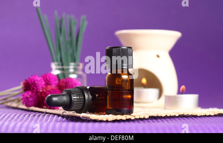 2 Flaschen für ätherische Öle, Aromatherapie Brenner und Kerzen. Lass uns Spa! Stockfoto