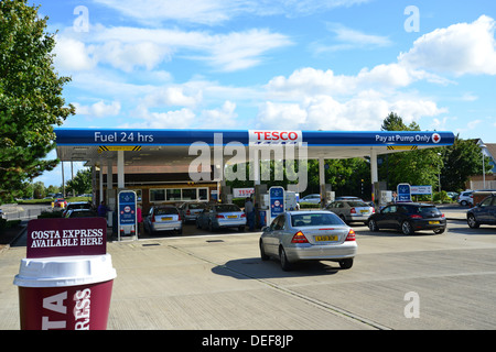 Tesco-Supermarkt-24 Stunden Service-Station, Pingle Drive, Bicester, Oxfordshire, England, Vereinigtes Königreich Stockfoto