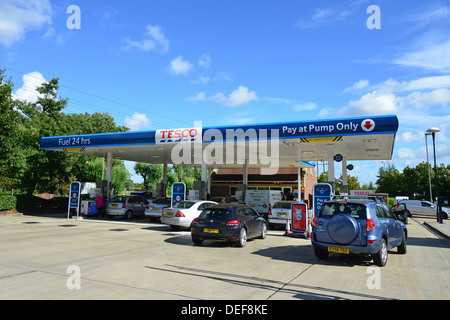 Tesco-Supermarkt-24 Stunden Service-Station, Pingle Drive, Bicester, Oxfordshire, England, Vereinigtes Königreich Stockfoto