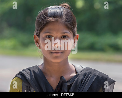 Hübsche junge Inderin in Sari, Champaner, Gujarat, Indien Stockfoto