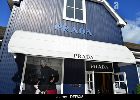 Prada store am Bicester Village Outlet Shopping Centre, Bicester, Oxfordshire, England, Vereinigtes Königreich Stockfoto