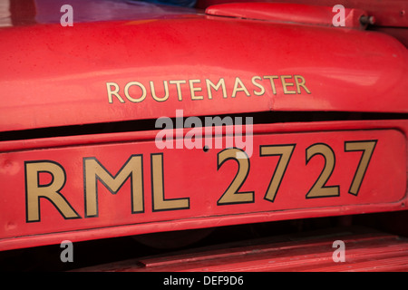 LONDON, Großbritannien - 26. AUGUST 2013: Details der Motorhaube im London Routemaster Bus (RNL 2727) Stockfoto