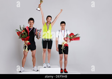 Gruppe von jungen Athleten Medaillen tragen Stockfoto