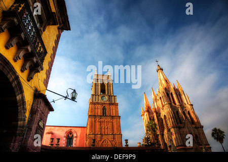 Die Morgensonne leuchtet die Turmspitzen der Parroquia de San Migulel Arcangel. Stockfoto