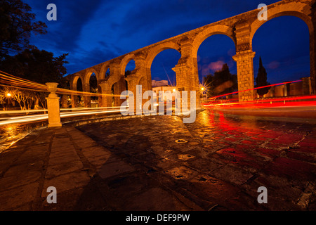 Die Reste der Wasserleitung El Cubo in Zacatecas, Mexiko, in der Nacht nach einem Regen Sturm. Stockfoto