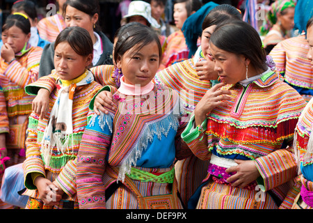 Junge Frauen aus der Flower Hmong ethnische Minderheit am Sonntag Morgen Bac Ha Markt in Bac Ha, Vietnam. Stockfoto