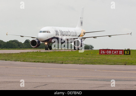 Monarch Airlines Flugzeug Rollen am Flughafen Luton Stockfoto