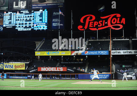 Daisuke Matsuzaka (Mets), 14. September 2013 - MLB: Daisuke Matsuzaka der New York Mets Stellplätze während des zweiten Spiels ein Major League Baseball Doubleheader gegen die Miami Marlins im Citi Field Stadium in Flushing, New York, Vereinigte Staaten. (Foto: AFLO) Stockfoto