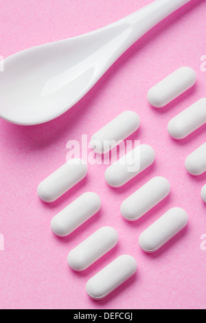 Pillen und Löffel Stockfoto