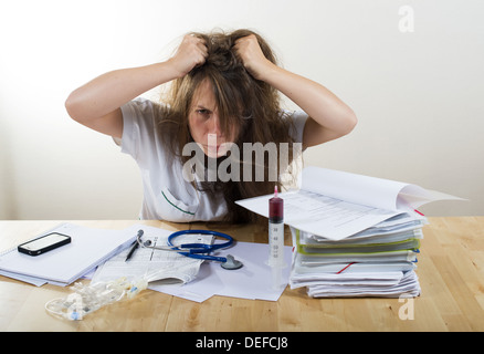 junge Ärztin wütend Stockfoto