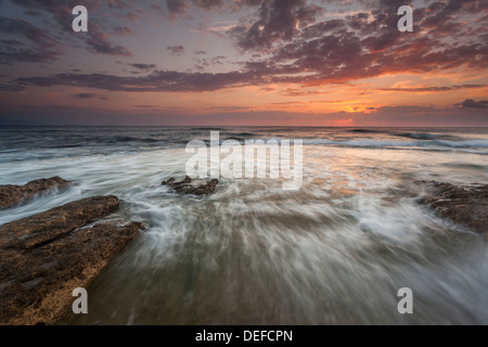 Sonnenaufgang mit Felsen und Wellen in einem Kap Cabo Huertas in Alicante, Costa Blanca, Comunidad Valenciana, Spanien, Europa Stockfoto