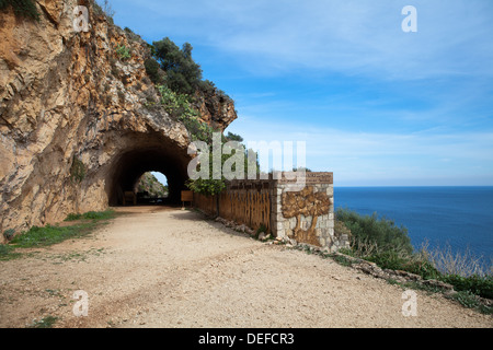 Der Haupteingang in das Naturreservat Zingaro in der Provinz von Trapani, Sizilien. Stockfoto