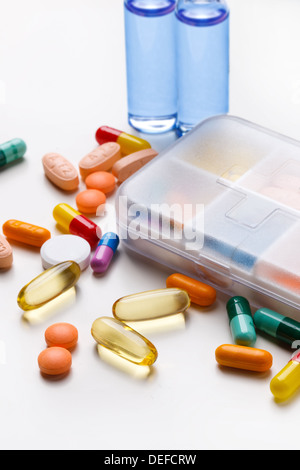 Kisten mit verschiedenen Tabletten Stockfoto