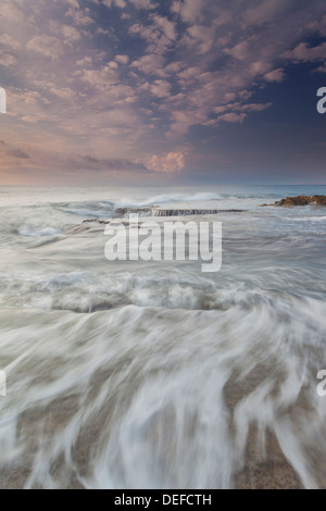 Sonnenaufgang mit Felsen und Wellen in einem Kap Cabo Huertas in Alicante, Costa Blanca, Comunidad Valenciana, Spanien, Europa Stockfoto