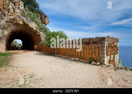 Der Haupteingang in das Naturreservat Zingaro in der Provinz von Trapani, Sizilien. Stockfoto