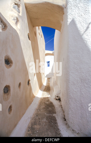 Schön gepflasterte Straße mit alten traditionellen weißen Haus in Emporio Santorini, Griechenland Stockfoto