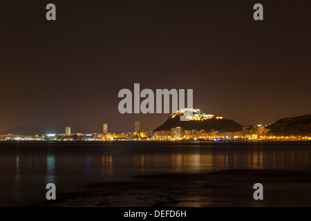 Skyline von Alicante mit einem Schloss in der Nacht in Alicante, Costa Blanca, Comunidad Valenciana, Spanien, Europa Stockfoto