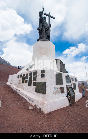 Denkmal von Christo Redentor (Christus der Erlöser) auf einem Berg pass zwischen Mendoza und Santiago, Anden, Argentinien Stockfoto