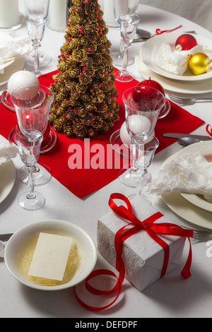 Wafer und Geschenk auf Weihnachtstisch Stockfoto