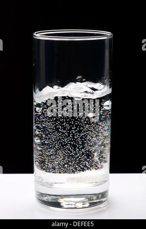 Fizzing Tablet in Glas Wasser Stockfoto