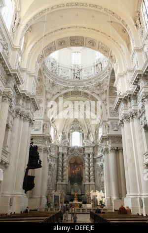 Späten Barock-Altar, Kirche St. Kajetan (Theatinerkirche) (Theatiner-Kirche), Odeonsplatz, München, Bayern, Deutschland, Europa Stockfoto