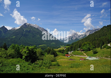 Landschaft des Berchtesgadener Landes mit Hochkalter Berg, links, und Reiteralpe Berg, rechts, Ramsau Bei Berchtesgaden Stockfoto