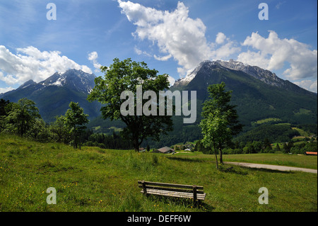 Berchtesgadener Alpen, Westseite des Watzmanns Berg, links, Hochkalter Berg, rechts, Loiplsau, Ramsau Bei Berchtesgaden Stockfoto