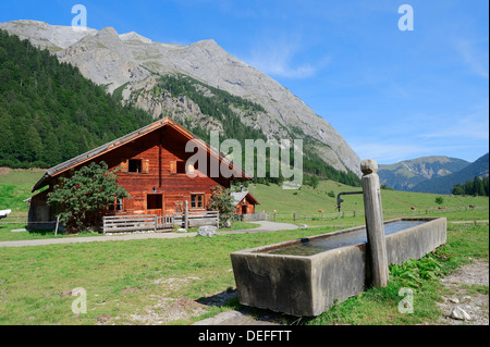 Berghütte und eine Tränke, Engalm, Großer Ahornboden, Alpenpark Karwendel, Engtal, Tirol, Österreich Stockfoto