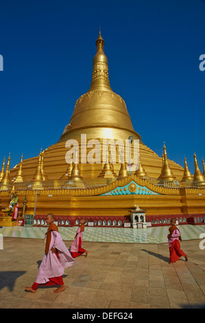 Nonne, Shwemawdaw Pagode, Bago (Pegu), Myanmar (Burma), Asien Stockfoto