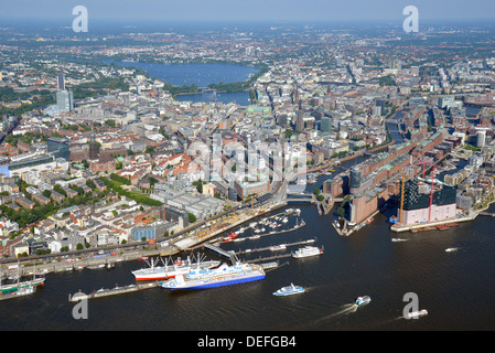 Blick von der Elbe über die Alster-Seen, den Hafen und die historische Speicherstadt, Luftbild Stockfoto