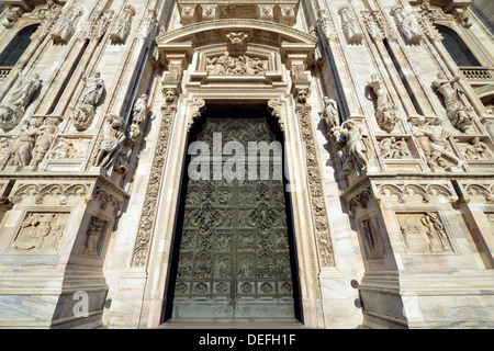 Wichtigsten Bronzetür mit Szenen aus dem Leben der Maria, Bildhauer Lodovico Pogliaghi, Westfassade des Mailänder Dom oder Duomo di Stockfoto