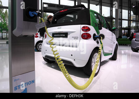 Frankfurt am Main, Deutschland. 17. September 2013. Internationale Automobilausstellung in Frankfurt am Main, Deutschland. Smart Electric Drive Auto auf der 65. IAA in Frankfurt, Deutschland am 17. September 2013 © Philippos/Alamy Live-Nachrichten Stockfoto