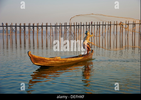 Fischer am Taung Thama See und U Bein Brücke bei Amarapura, Mandalay Provinz, Myanmar (Burma), Asien Stockfoto