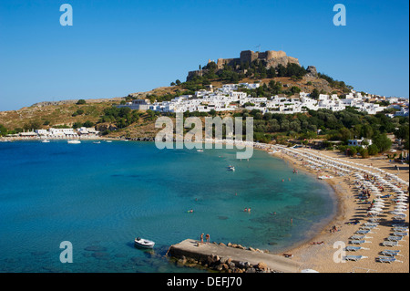 Akropolis und das Dorf Lindos Strand. Lindos, Rhodos, Dodekanes, griechische Inseln, Griechenland, Europa Stockfoto