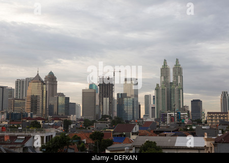 Jakarta, die Hauptstadt Indonesiens, ist ein gemischtes einer modernen Hochhäusern und ältere Dorf mitten im Zentrum der Stadt. Stockfoto